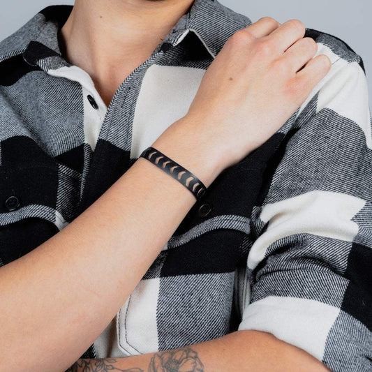 Chevron Bracelet handcrafted in Black Verdasil™, Verdari™ collection — Designed For Motion. Performance jewelry by KADEN & KAI®.