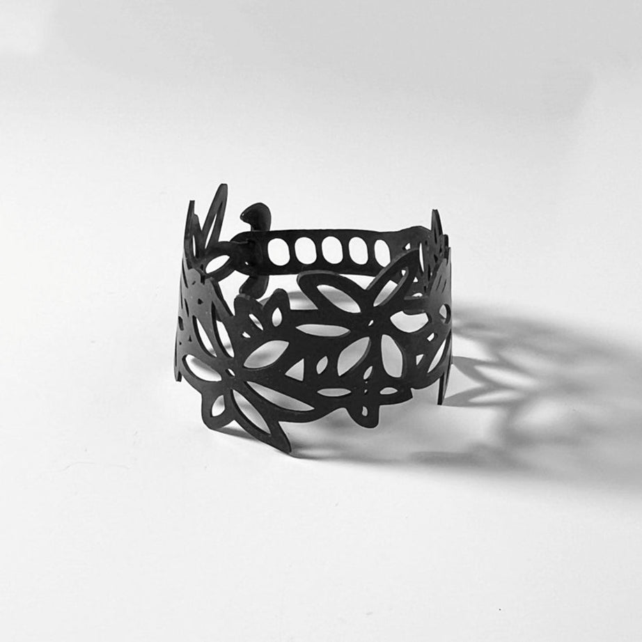 Daisy Bracelet handcrafted in Black Verdasil™, Verdalux™ collection — Designs That Elevate. Performance jewelry by KADEN & KAI®.